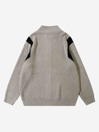 Grauer Strickpullover, gerippt, mit schwarzen Akzenten, langärmelig, Unisex-Mode, Rückansicht.
