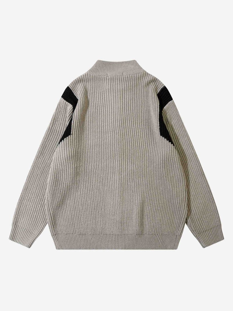 Grauer Strickpullover, gerippt, mit schwarzen Akzenten, langärmelig, Unisex-Mode, Rückansicht.