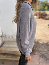Graue Damenstrickpullover mit V-Ausschnitt, lange Ärmel, weiches Material, lässiger Stil.