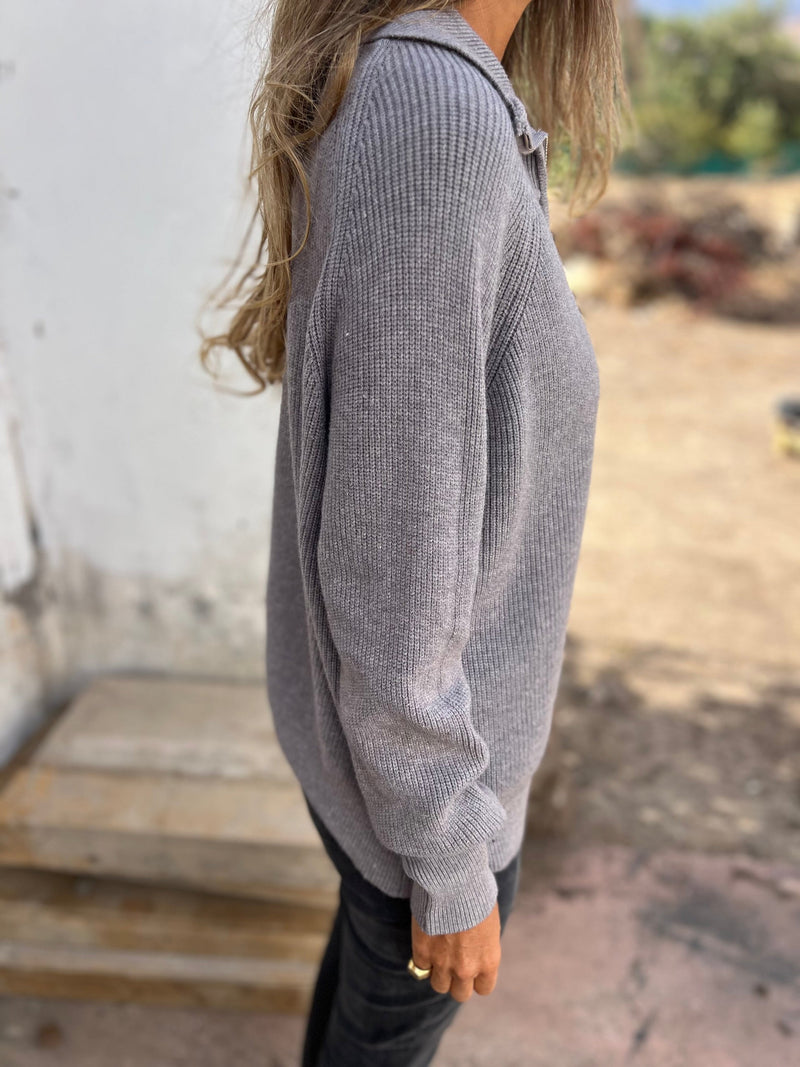 Graue Damenstrickpullover mit V-Ausschnitt, lange Ärmel, weiches Material, lässiger Stil.