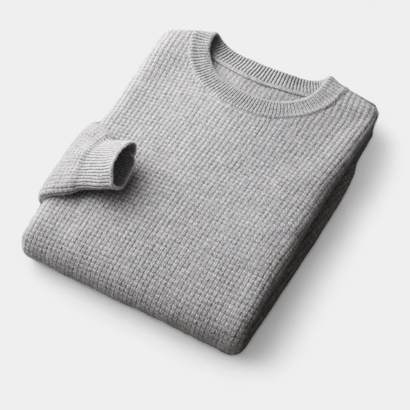 Grauer Strickpullover aus Wolle, gefaltet, Unisex, modisch, warm, Herbstmode, minimalistisch.