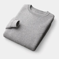 Grauer Strickpullover aus Wolle, gefaltet, Unisex, modisch, warm, Herbstmode, minimalistisch.