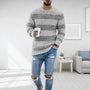 Grauer Strickpullover Herren, gestreift, lässig, mit Kaffeetasse, moderne Wohnzimmerkulisse.