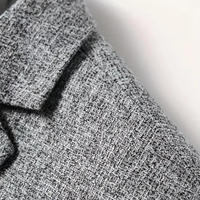 Grauer Strickstoff, Nahaufnahme, Textur, weiches Material, modischer Stoff, Detailansicht.