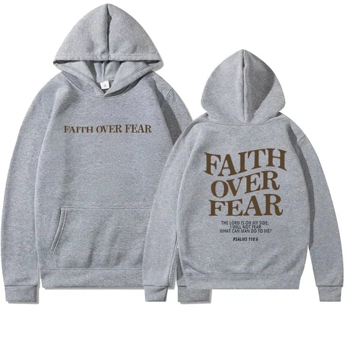 Grauer Unisex-Hoodie mit "Faith Over Fear"-Aufdruck, Baumwolle, lässig, Bibelzitat, modisch.