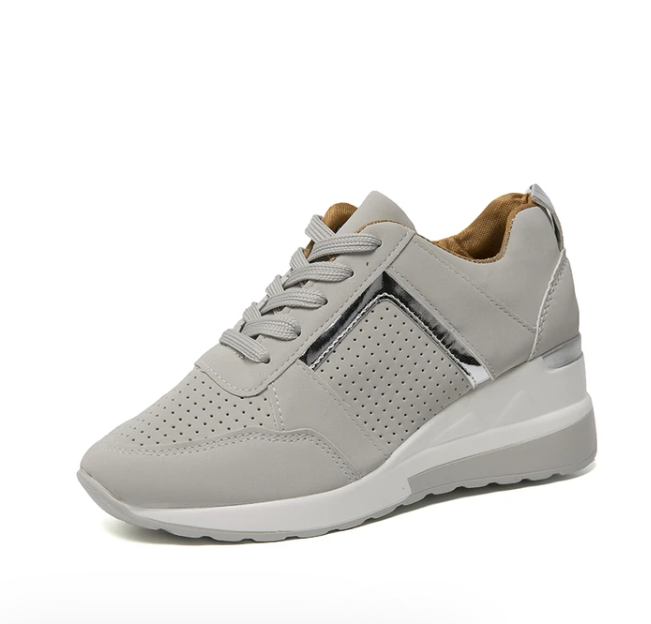 Grauer Sneaker, perforiertes Leder, silberne Details, Damenmode, bequeme Freizeitschuhe.