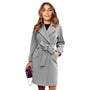 Damenmantel grau, eleganter Wollmantel mit Gürtel, Herbstmode, stilvoller Trenchcoat.
