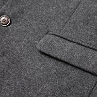 Grauer Wollmantel mit Knopfdetail, elegantes Design, hochwertige Wintermode.