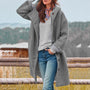 Frau in grauem Wollmantel, Jeans und Schal, Herbstmode, Outdoor, lässiger Stil.