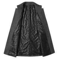 Grauer Herrenmantel aus Wolle, geöffnet, mit schwarzem Innenfutter, elegantes Design.