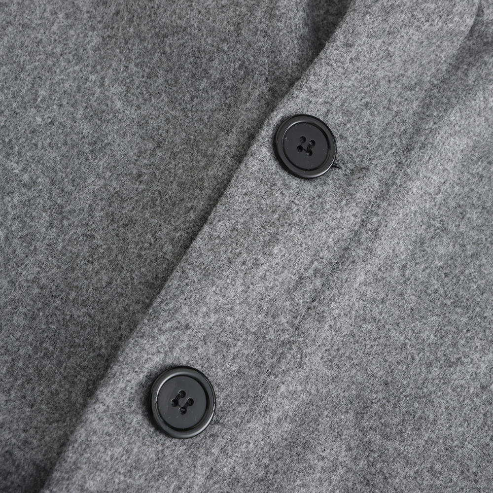 Grauer Wollmantel mit schwarzen Knöpfen, Detailansicht, hochwertige Wintermode, stilvoll.