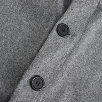 Grauer Wollmantel mit schwarzen Knöpfen, Detailansicht, hochwertige Wintermode, stilvoll.