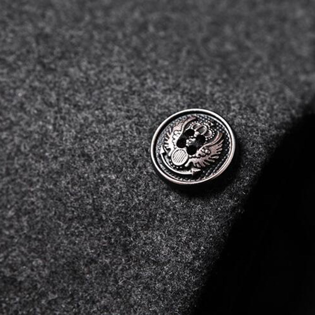 Grauer Wollmantel mit silbernem Knopf, Adlerdesign, Herrenmode, elegant, stilvoll.