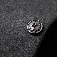 Grauer Wollmantel mit silbernem Knopf, Adlerdesign, Herrenmode, elegant, stilvoll.