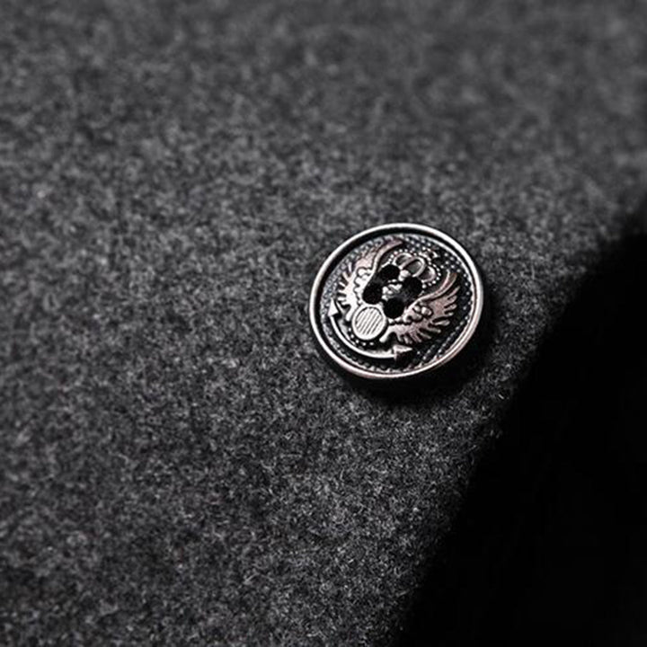Grauer Wollmantel mit silbernem Knopf, Adlerdesign, Herrenmode, elegant, stilvoll.