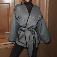 Damen-Wollmantel grau, Kimono-Stil, schwarzer Gürtel, Herbstmode, elegantes Design.