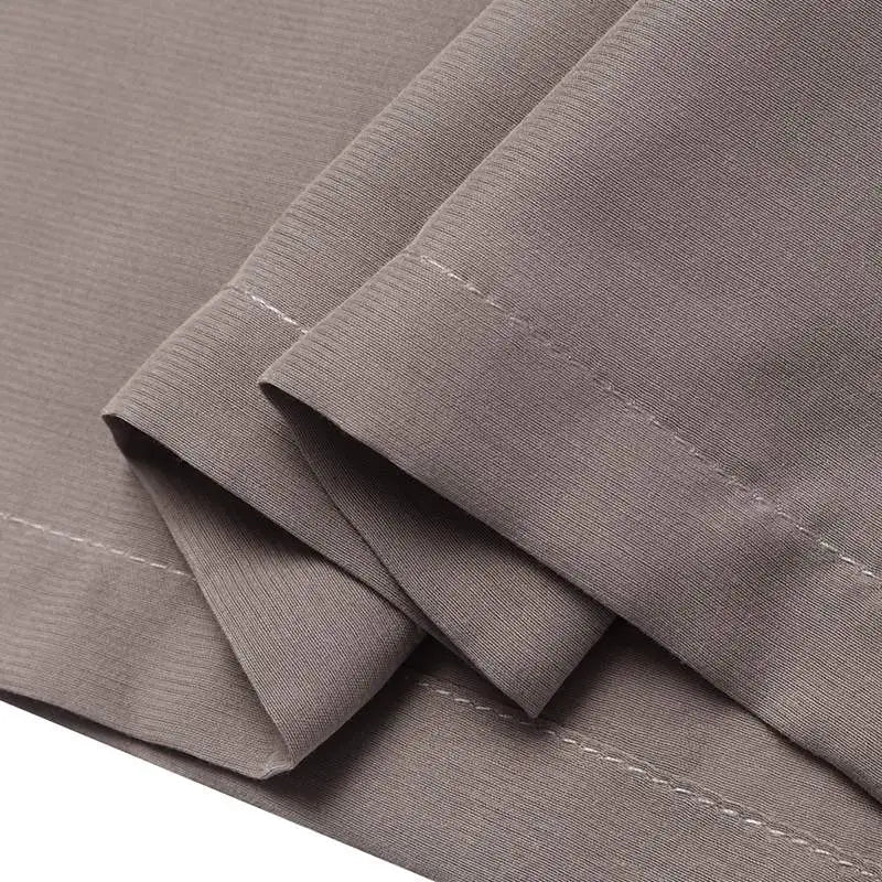 Graues Baumwollhemd, Nahaufnahme, hochwertige Nähte, modisch, langlebig, Herrenbekleidung.