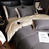 Luxuriöse graue Bettwäsche-Set aus Baumwolle, modern, mit Kissenbezügen und Decke im Schlafzimmer.