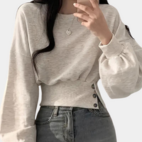 Damenpullover hellgrau, lange Ärmel, Knopfleiste, lässig, weiches Material, modisch.