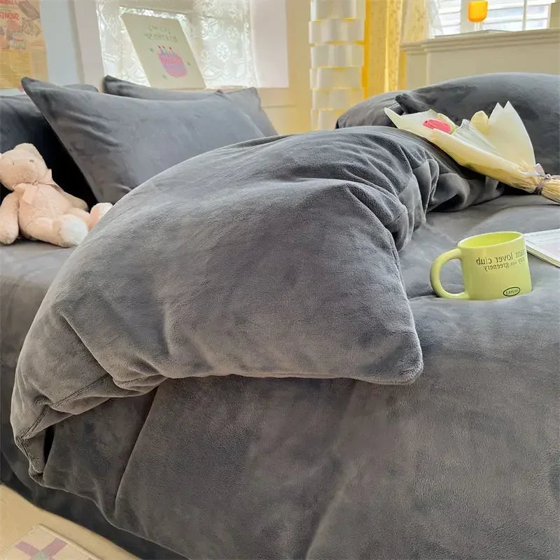 Graues Samt-Bettwäsche-Set, gemütlich, luxuriös, Schlafzimmer-Dekor, modernes Design.