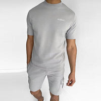 Graues Herren-T-Shirt und Shorts Set, sportlich, casual, mit Taschen, aus Baumwolle.