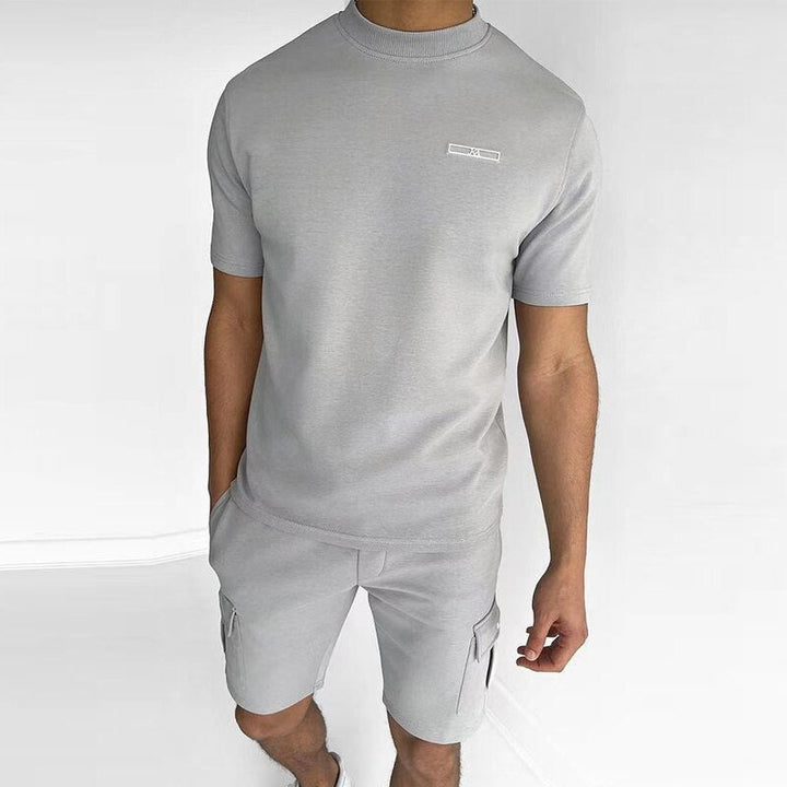 Graues Herren-T-Shirt und Shorts Set, sportlich, casual, mit Taschen, aus Baumwolle.