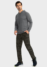 Mann in grauem Hoodie und Camouflage-Jogginghose, sportlich, lässig, Mode für Herren.