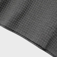 Graues Herren-Poloshirt aus Baumwolle mit Karomuster, stilvoll und bequem.