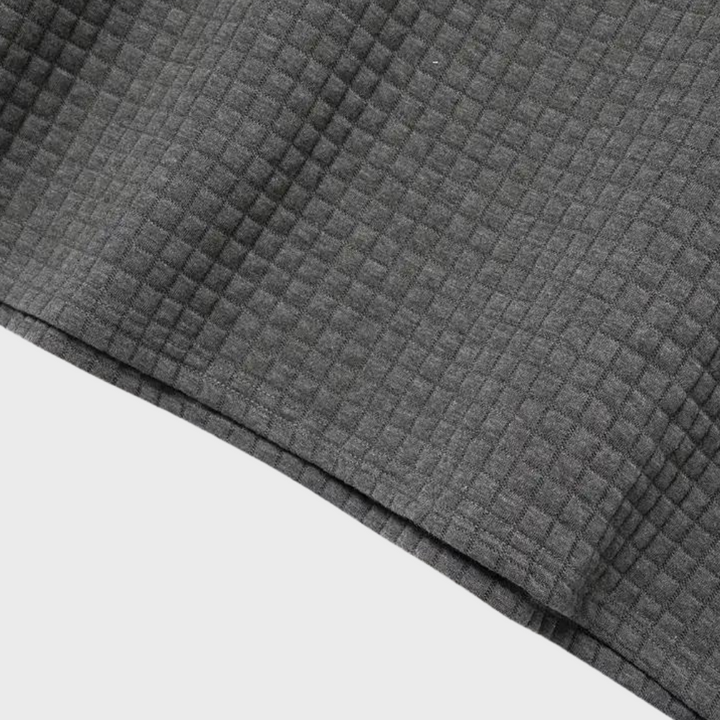 Graues Herren-Poloshirt aus Baumwolle mit Karomuster, stilvoll und bequem.