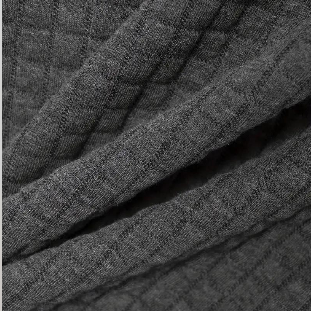 Graues, kariertes Poloshirt aus Baumwolle für Herren, Nahaufnahme des Stoffmusters.