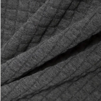 Graues, kariertes Poloshirt aus Baumwolle für Herren, Nahaufnahme des Stoffmusters.