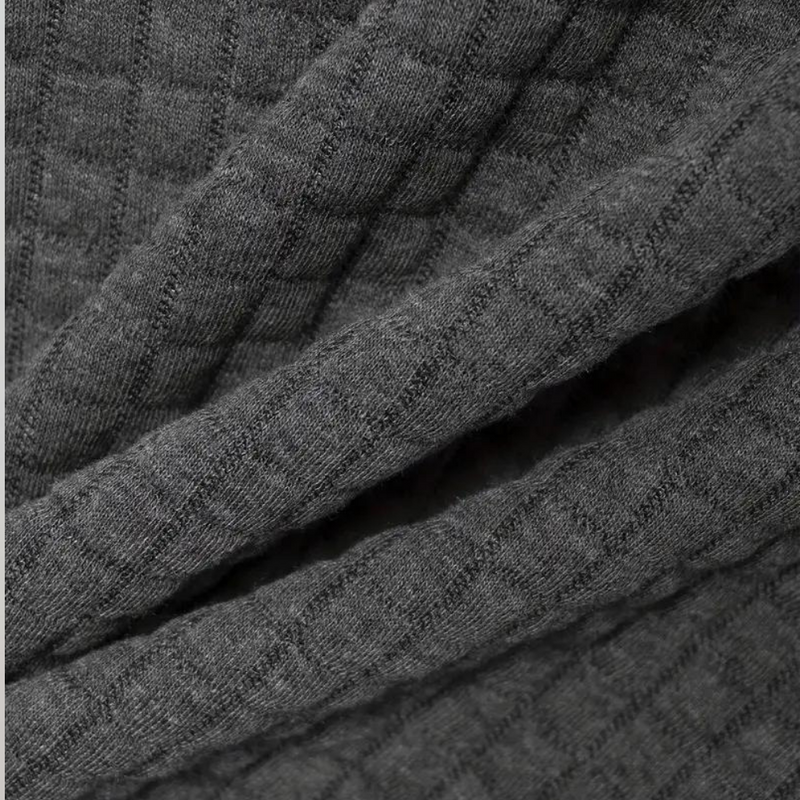 Graues, kariertes Poloshirt aus Baumwolle für Herren, Nahaufnahme des Stoffmusters.