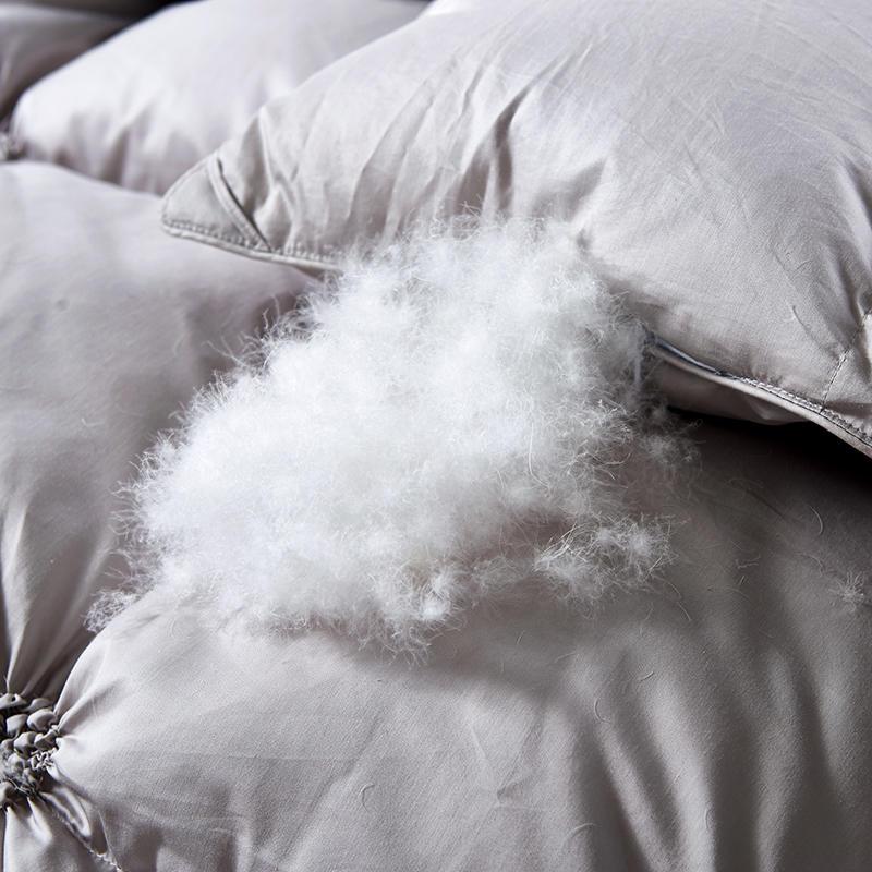 Graues Daunenkissen mit weicher Füllung, luxuriöses Bettzubehör, hochwertige Bettwäsche.