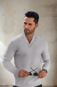 Mann in grauem Pullover hält Sonnenbrille, modisch, elegant, Freizeitkleidung, Herrenmode.