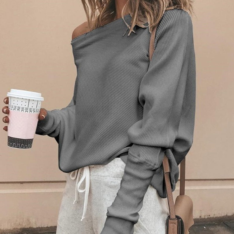 Frau in grauem Pullover mit Kaffeebecher, lässiger Look, Mode, Herbstkleidung, Streetstyle.