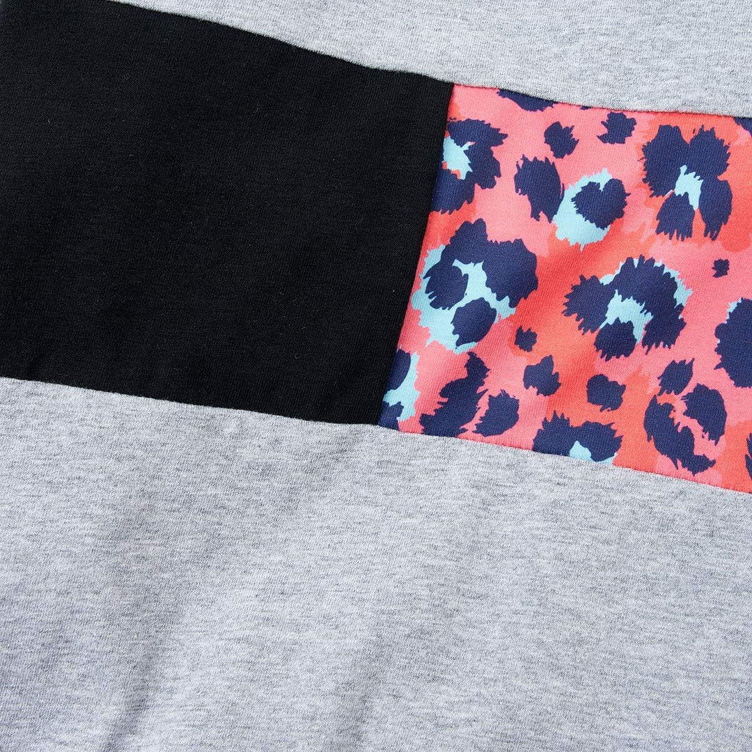 Graues T-Shirt mit schwarzem und rotem Leopardenmuster, Baumwolle, modisch, lässig.