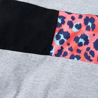 Graues T-Shirt mit schwarzem und rotem Leopardenmuster, Baumwolle, modisch, lässig.