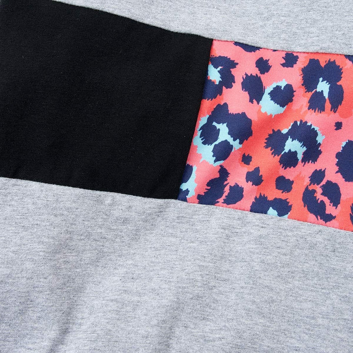 Graues T-Shirt mit schwarzem und rotem Leopardenmuster, Baumwolle, modisch, lässig.