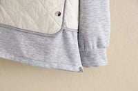 Grauer Pullover mit weißer Steppweste, Baumwolle, modisch, lässig, Herbstbekleidung.