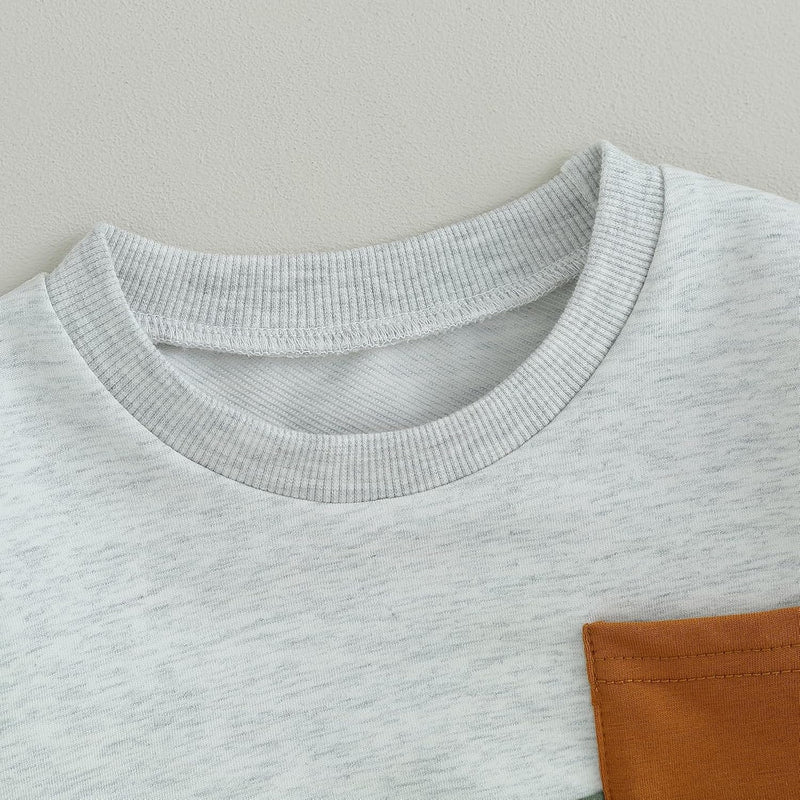 Graues T-Shirt mit Rundhalsausschnitt und brauner Brusttasche aus Baumwolle für Herren.