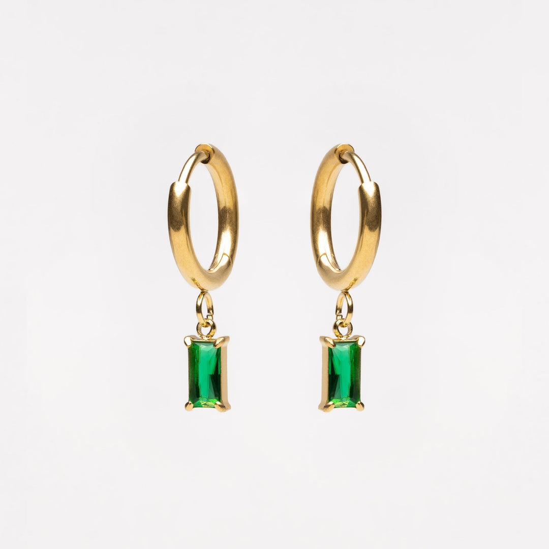 Goldene Creolen mit grünen rechteckigen Anhängern, eleganter Schmuck, modische Ohrringe.