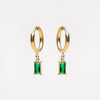 Goldene Creolen mit grünen rechteckigen Anhängern, eleganter Schmuck, modische Ohrringe.