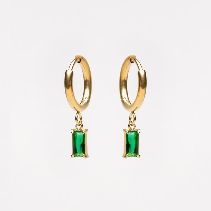 Goldene Creolen mit grünen rechteckigen Anhängern, eleganter Schmuck, modische Ohrringe.