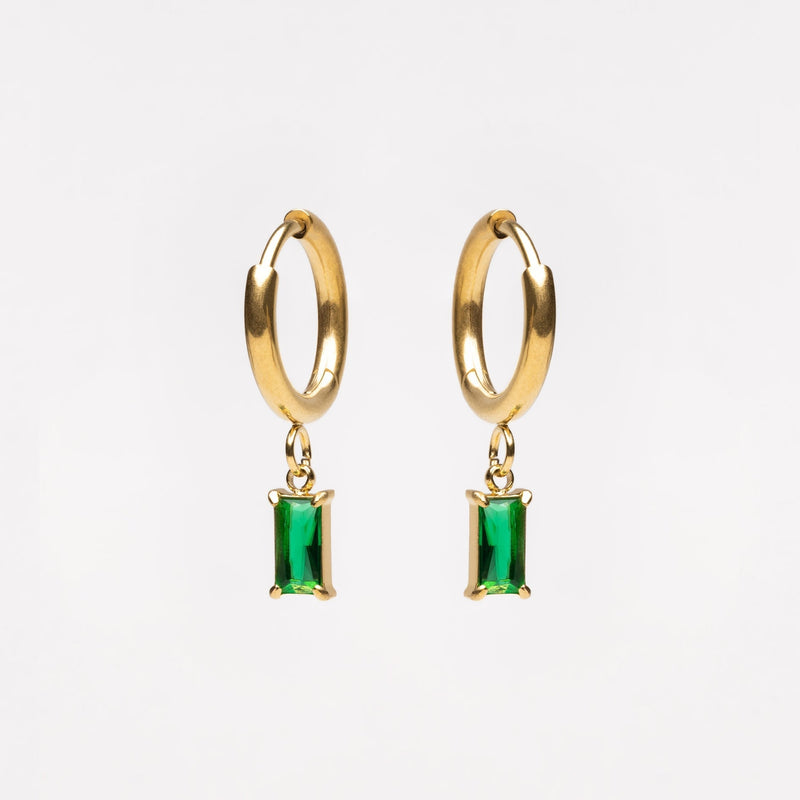 Goldene Creolen mit grünen rechteckigen Anhängern, eleganter Schmuck, modische Ohrringe.