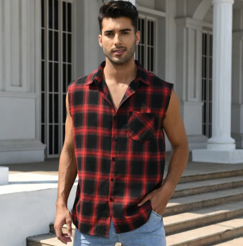 Mann in ärmellosem rot-schwarz kariertem Hemd, lässiger Stil, draußen vor Gebäude.