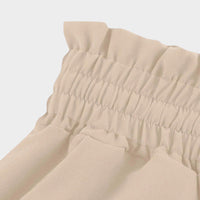 Beige Damenhose mit elastischem Bund, Rüschen, elegantes Design, bequeme Passform.