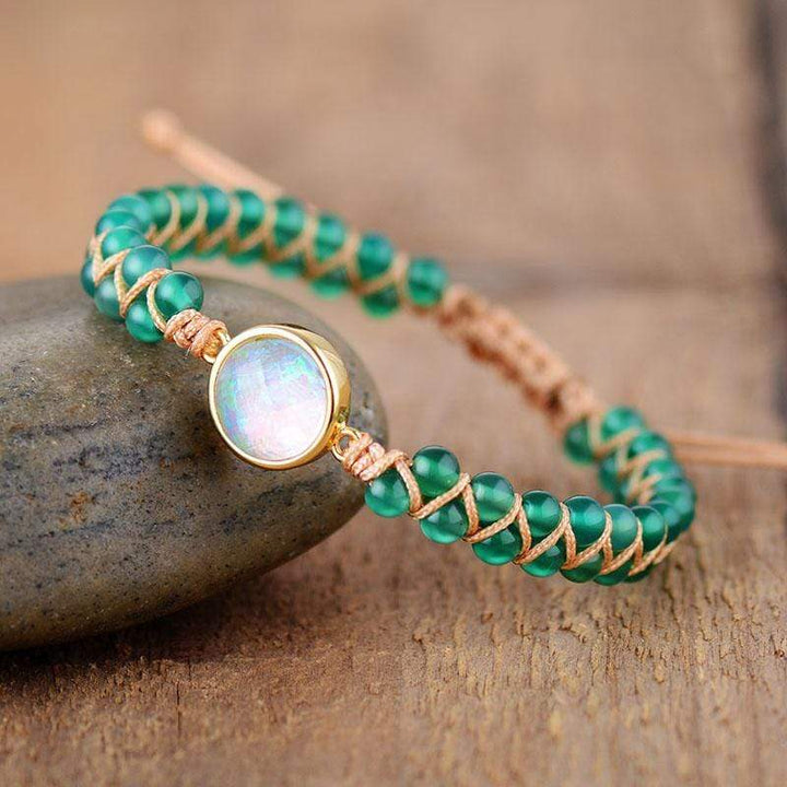 Grünes Amethyst-Opal-Yoga-Armband, handgemacht, Boho-Stil, auf Stein liegend.