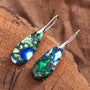 Grün-blaue Tränenohrringe mit imperialen Steinen, Hakenverschluss, handgefertigt, elegant.