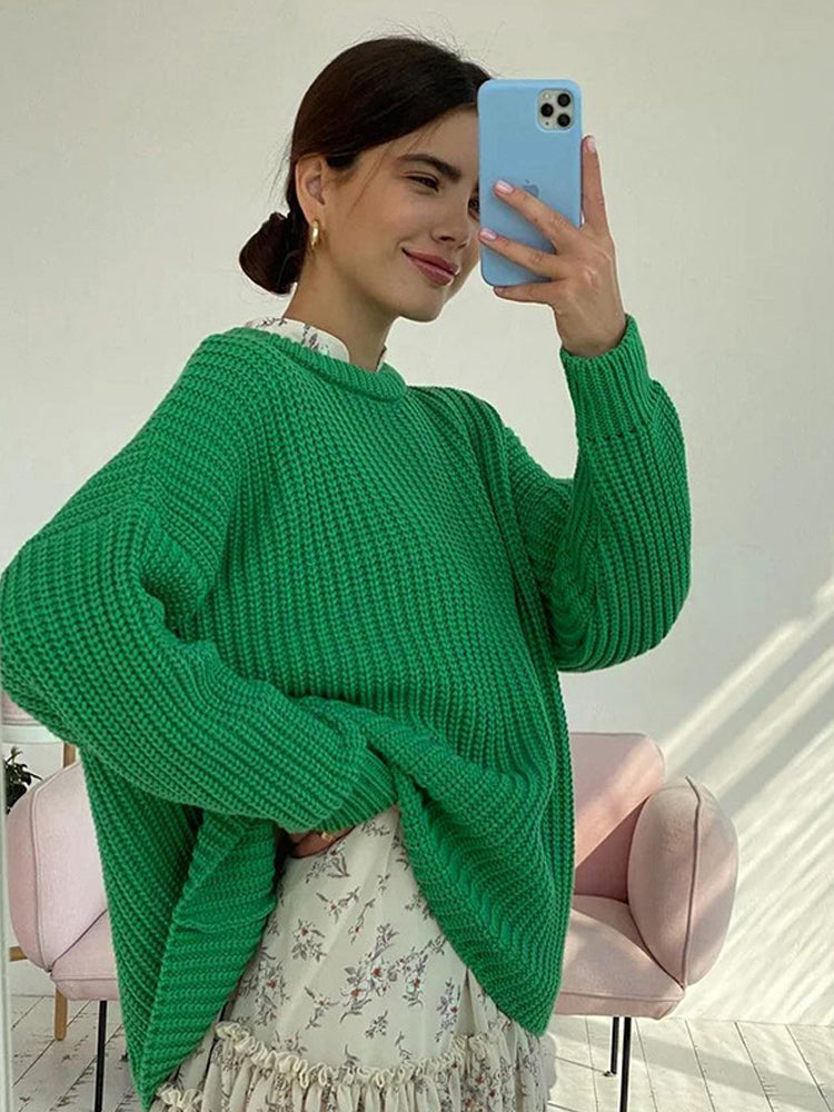 Frau in grünem Strickpullover, Selfie, iPhone, modisch, lässig, Wohnzimmer, Tageslicht.
