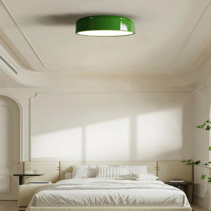 Grüne Deckenleuchte im modernen Schlafzimmer, minimalistisch, energiesparend, stilvolles Design.